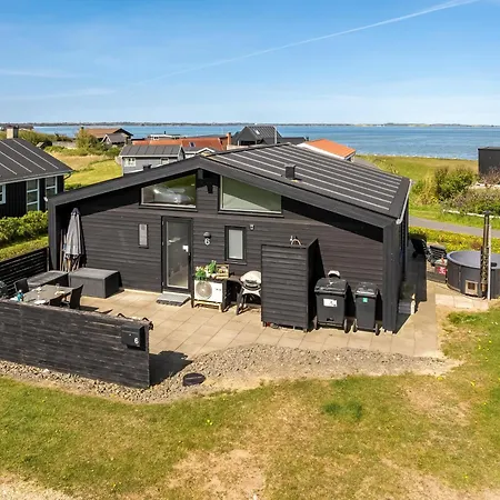 Lovely With Fjord View And Wilderness Bath Feriehus